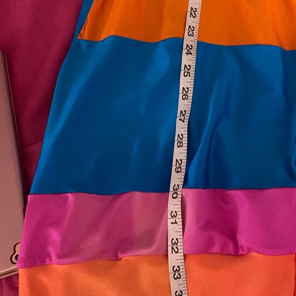 Color Blocked Bodycon Dress - Picture 6 of 6